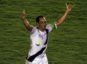 Vasco goleia Barcelona-EQU no adeus a Edmundo