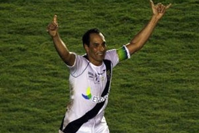 Vasco goleia Barcelona-EQU no adeus a Edmundo