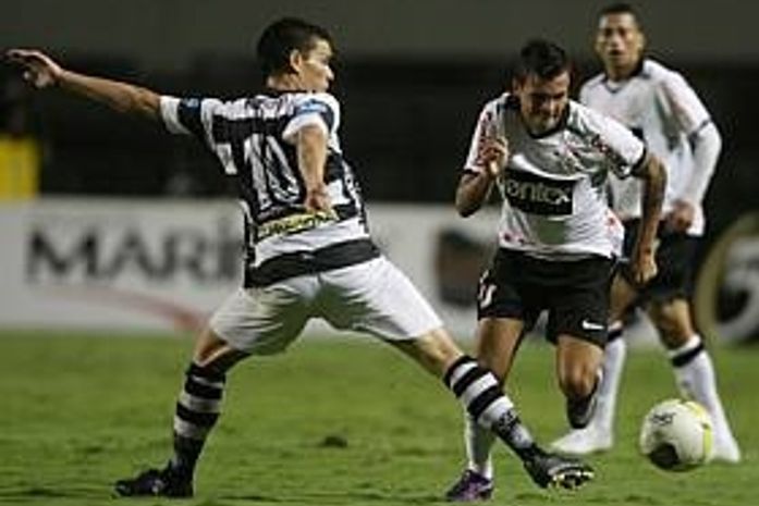 Mistão do Corinthians vence jogo morno e assume liderança provisória