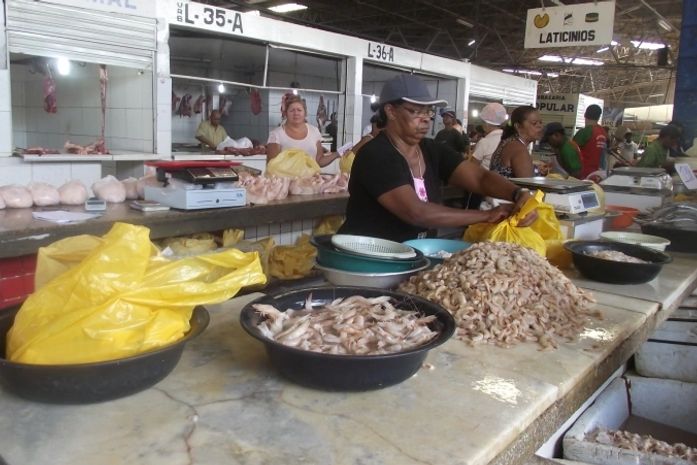 Comerciantes separam os pescados para a Semana Santa
