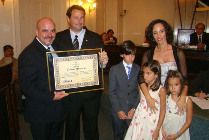 Dudu homenageia professor com título de cidadão