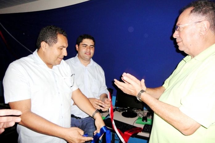 Prefeito de Mata Grande entrega laboratório de informática