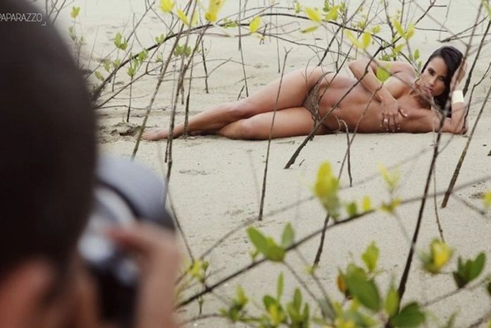 Ex-BBB Kelly posa para o Paparazzo e revela: 'Senti falta de sexo na casa'