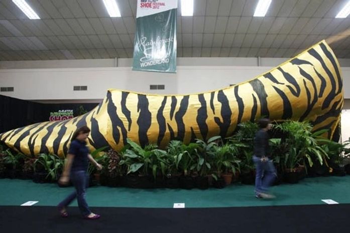 Malásia exibe sapato de 12,7 m de comprimento e 4,5 m de altura