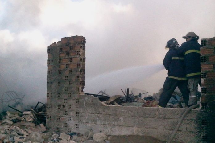 Bombeiros tentam apagar pequenos focos de incêndio