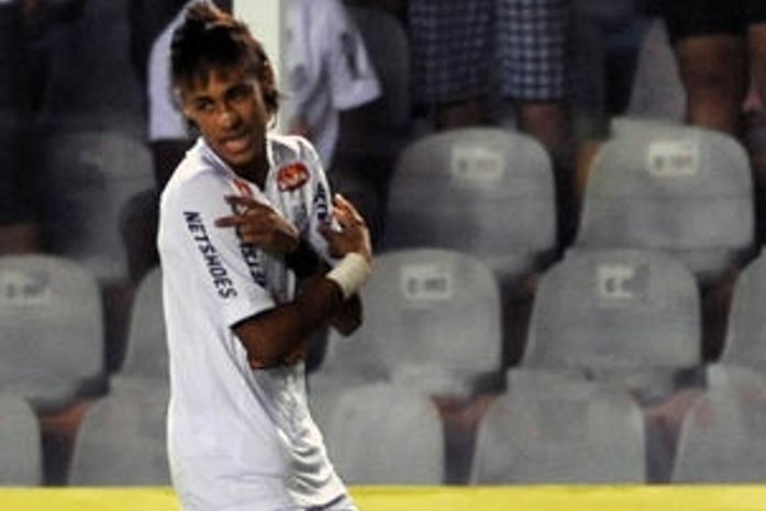 Com show de Neymar e primeiro tempo arrasador, Santos goleia o Guará