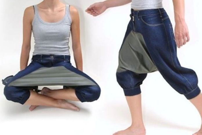 O jeans traz um apoio para pratos quando as pernas estão cruzadas