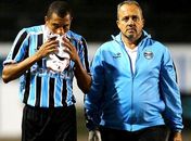 Grêmio perde mais um: Gilberto Silva fratura o nariz