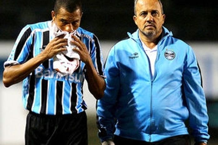 Grêmio perde mais um: Gilberto Silva fratura o nariz
