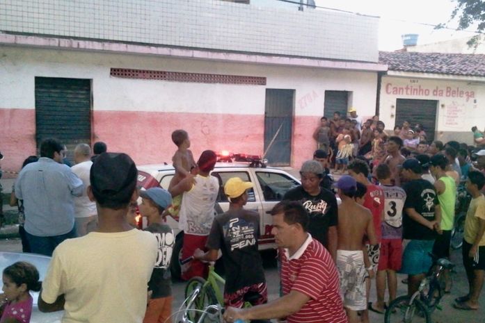 Populares observam o corpo