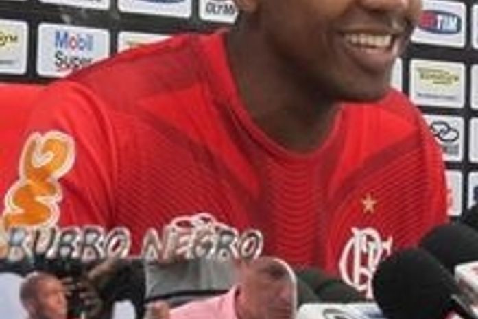 Emocionado, Renato rouba apelido de Washington: 'Sou o Urubu Valente'