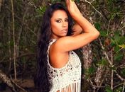Kelly mostra as curvas perfeitas no Paparazzo e abre o jogo sobre sexo