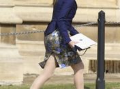 Princesa britânica deixa cinta modeladora à mostra ao deixar missa