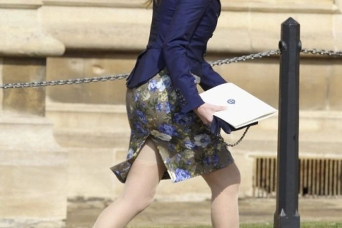 Princesa britânica deixa cinta modeladora à mostra ao deixar missa