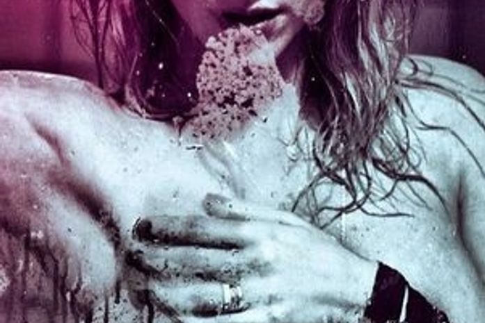 Mulher de Bruno Gagliasso aparece seminua no banho em novo ensaio