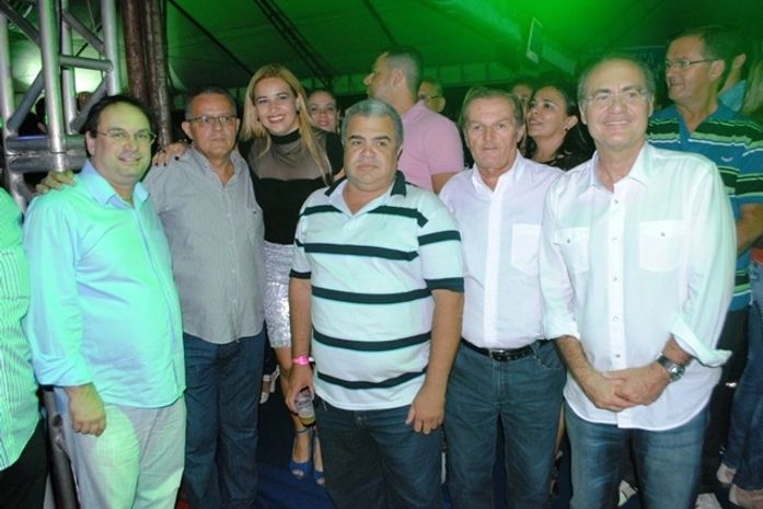 Renan com Luciano Barbosa e amigos no camarote do Viva Arapiraca