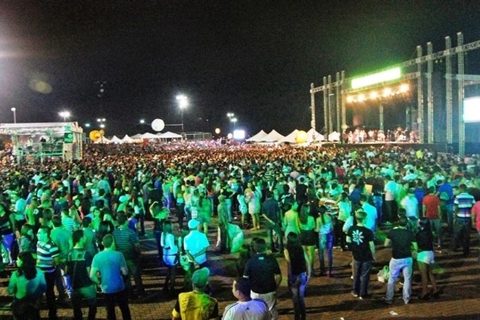 Cerca de 50 mil pessoas prestigiaram a festa em sua segunda noite