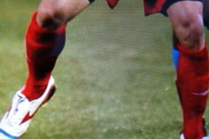 Tiete! Dani Winits posta foto das pernas do novo namorado no Twitter