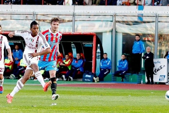 Robinho marca mas não evita tropeço do Milan diante do Catania