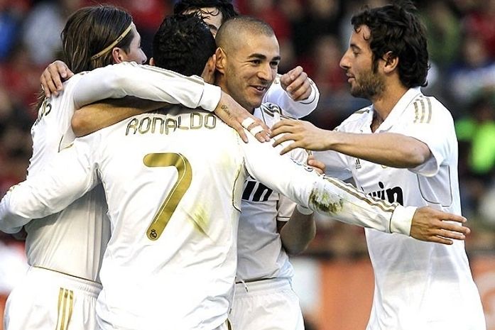 Com pinturas de CR7 e Benzema, Real bate Osasuna e chega ao gol 100
