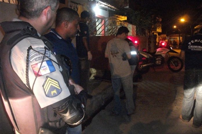 Peritos do IC fazem levantamentos do crime