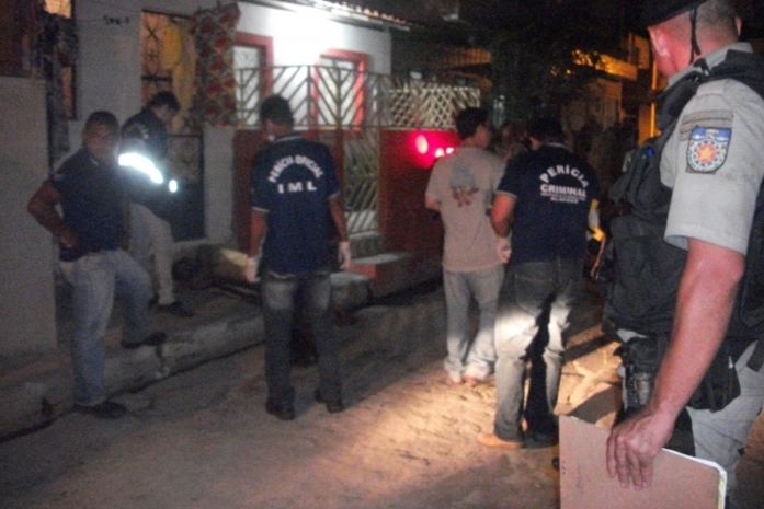 Peritos do IC fazem levantamentos do crime