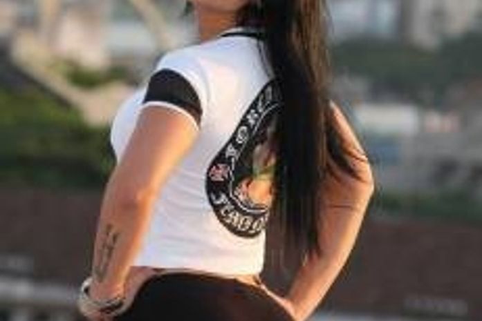 Dani Sperle e Fernanda Terremoto se estranham em mais uma festa de Adriano