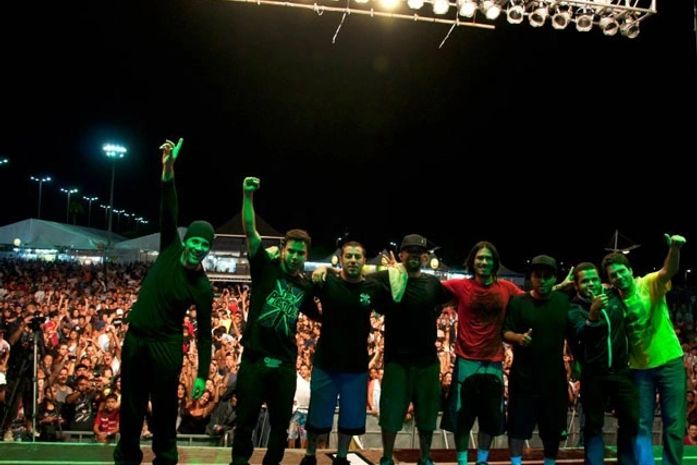 CPM 22 traz muito rock e levanta o público na terceira noite