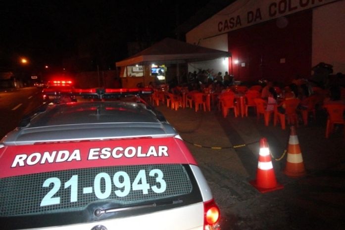 Operação da PM fecha bar, fiscaliza veículos e apreende armas e drogas