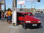 Motorista perde o controle e bate em poste na Menino Marcelo