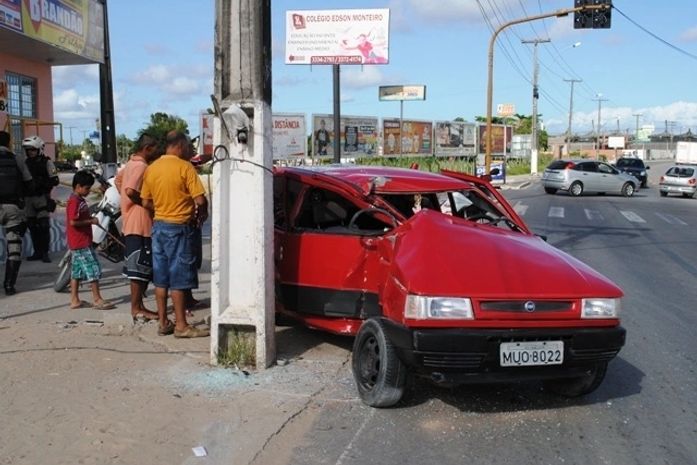 Motorista perde o controle e bate em poste na Menino Marcelo