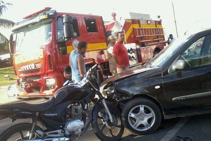 Acidente envolvendo carro e moto deixa um ferido