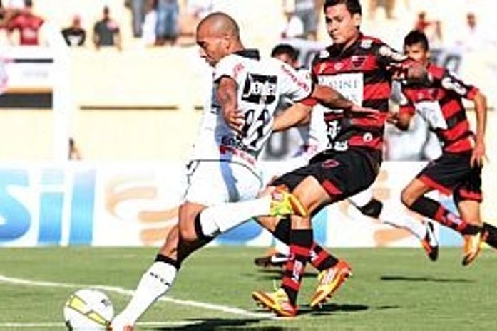 Liedson faz 2, encerra jejum, Corinthians assume a ponta e 'seca' São Paulo