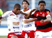 Com dois de Love, Flamengo derrota o Bangu e vira líder