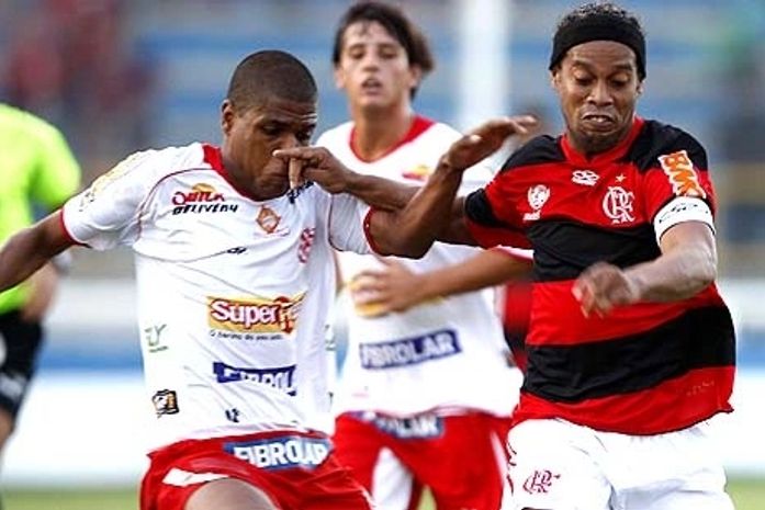 Com dois de Love, Flamengo derrota o Bangu e vira líder