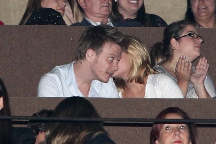 Pegou? Michel Teló e Thais Fersoza curtem show juntinhos e mostram sintonia