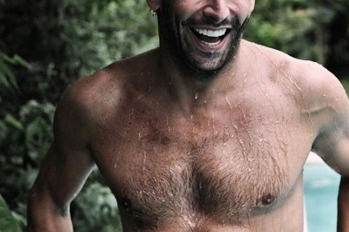 Henri Castelli faz ensaio ousado e afasta boatos de fim do namoro