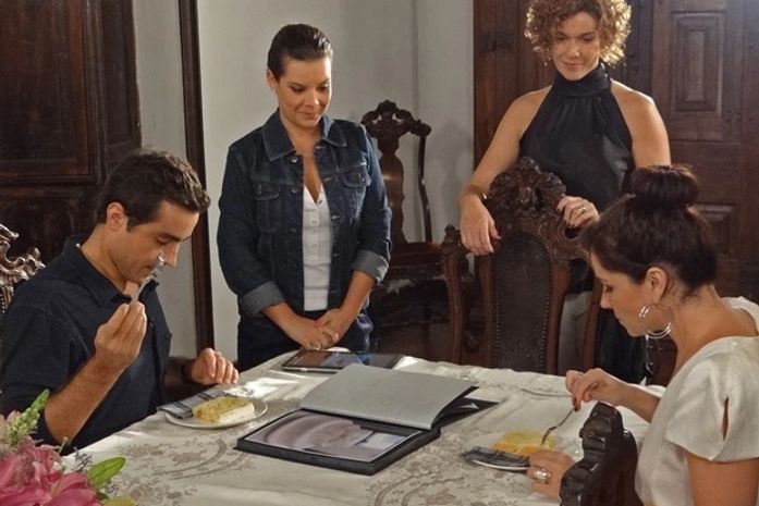 Claudia e Vicente escolhem juntos o bolo para o casamento