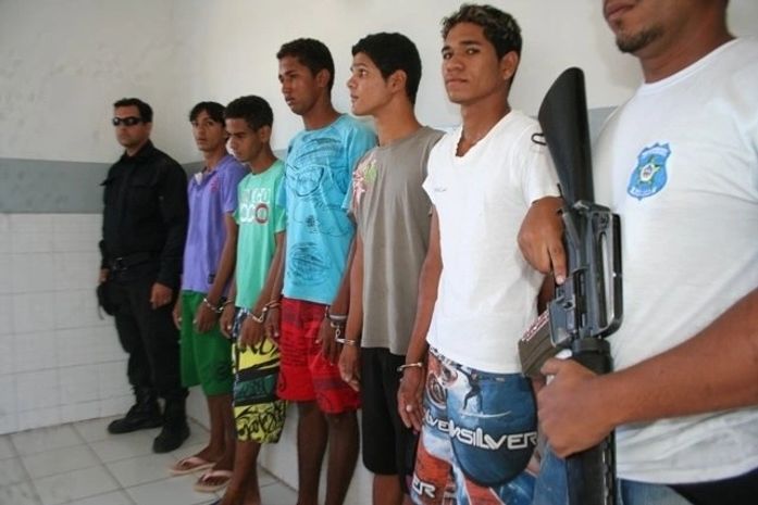 Polícia cumpre mandados e prende quadrilha