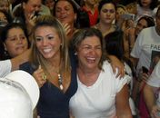 Recebida com festa em cidade natal, Fabiana diz ter proposta para nu