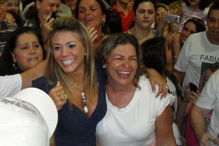 Recebida com festa em cidade natal, Fabiana diz ter proposta para nu