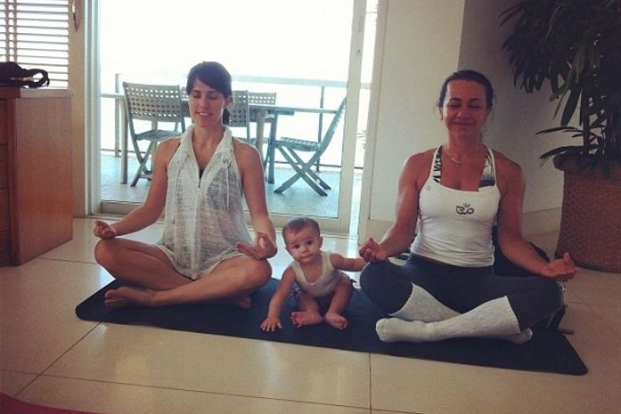 Fernanda Pontes posta foto da filha 'praticando ioga com a mamãe'