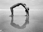 Gisele Bündchen faz contorcionismo em foto do Facebook