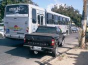 Bandidos abandoram carro roubado