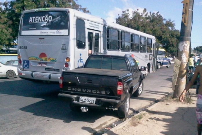 Bandidos abandoram carro roubado
