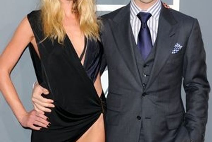 Líder do Maroon 5 e top model rompem namoro