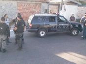Agentes do Tigre em frente à casa do bancário