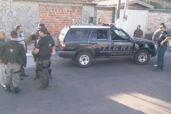 Agentes do Tigre em frente à casa do bancário