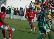 Em cima da linha! Gandula dá uma  de zagueiro e evita gol do Sergipe