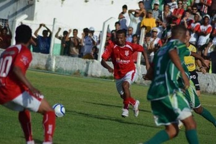 Em cima da linha! Gandula dá uma de zagueiro e evita gol do Sergipe